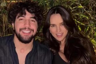 Nattan e Rafa mostram a bebê tomando banho na pia