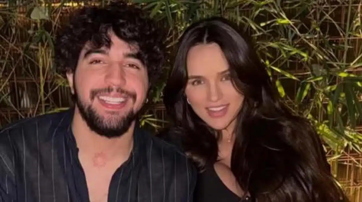 Nattan e Rafa mostram a bebê tomando banho na pia