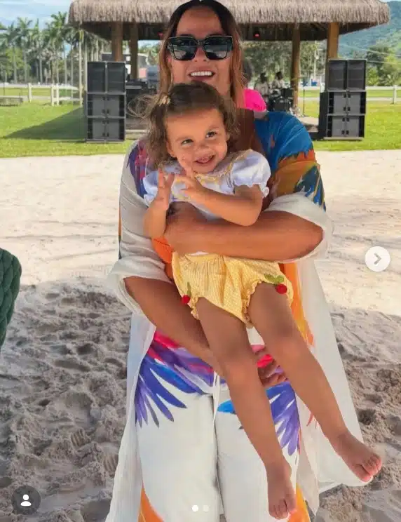 Nadine Gonçalves celebrando aniversário com sua netinha