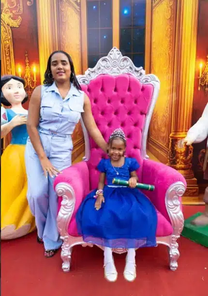 A mãe Clarice com a filha, o pai está ajudando nas buscas