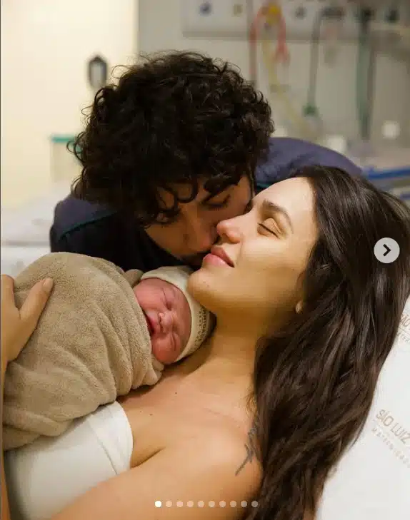 Rafa Kalimann junto com a bebê Zuza e Nattan