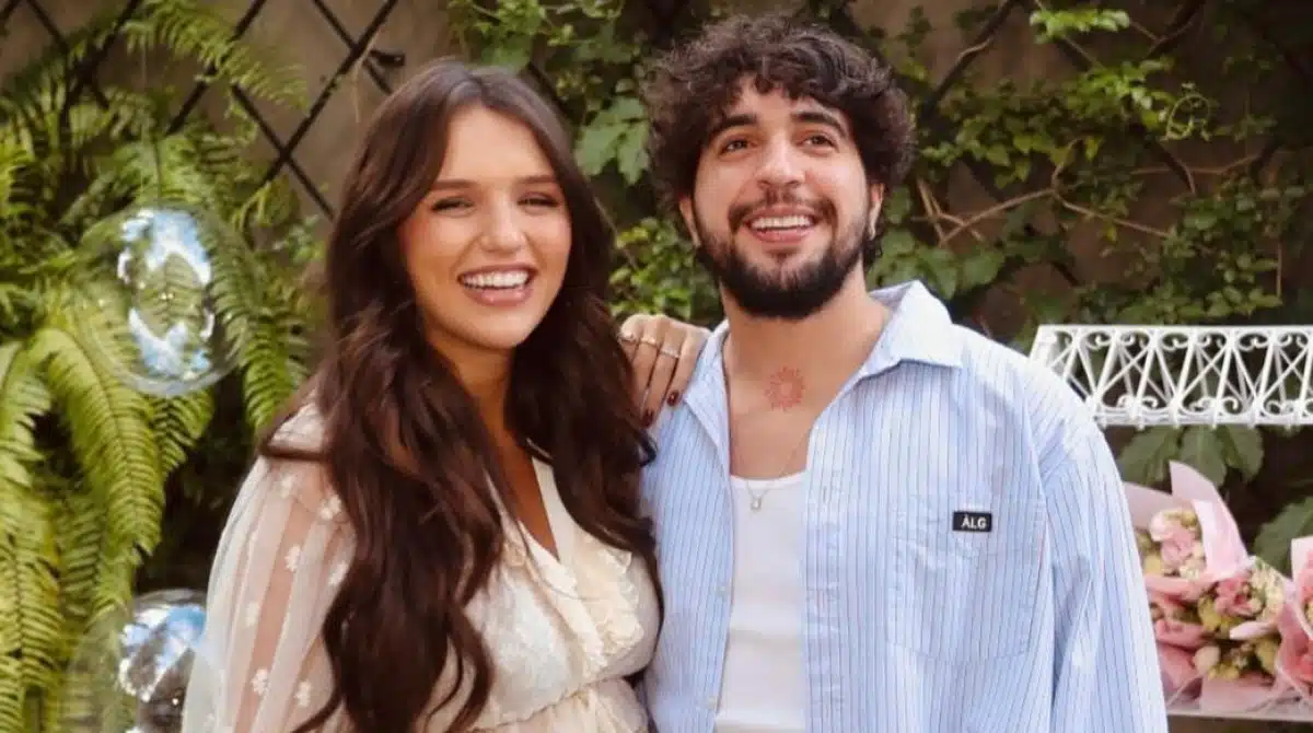 Rafa Kalimann mostra a recém-nascida com os olhos abertos