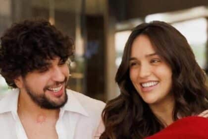 Nattan e Rafa posam na saída da maternidade com a filha
