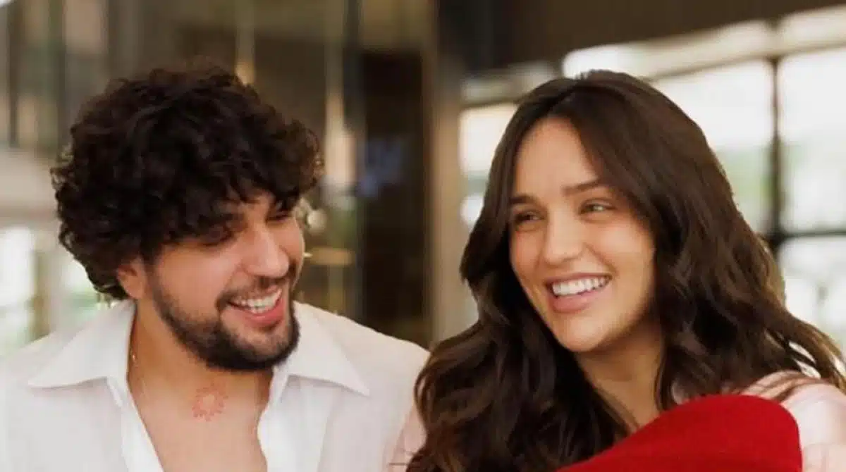 Nattan e Rafa posam na saída da maternidade com a filha