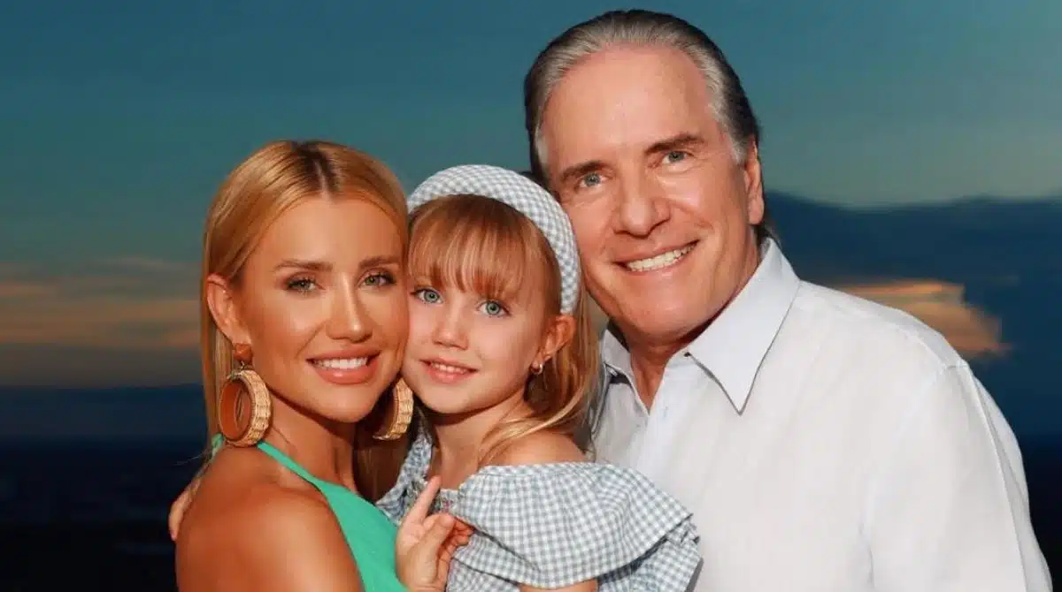 Ana e Roberto Justus mostram a filha vestindo roupa feita pela vó