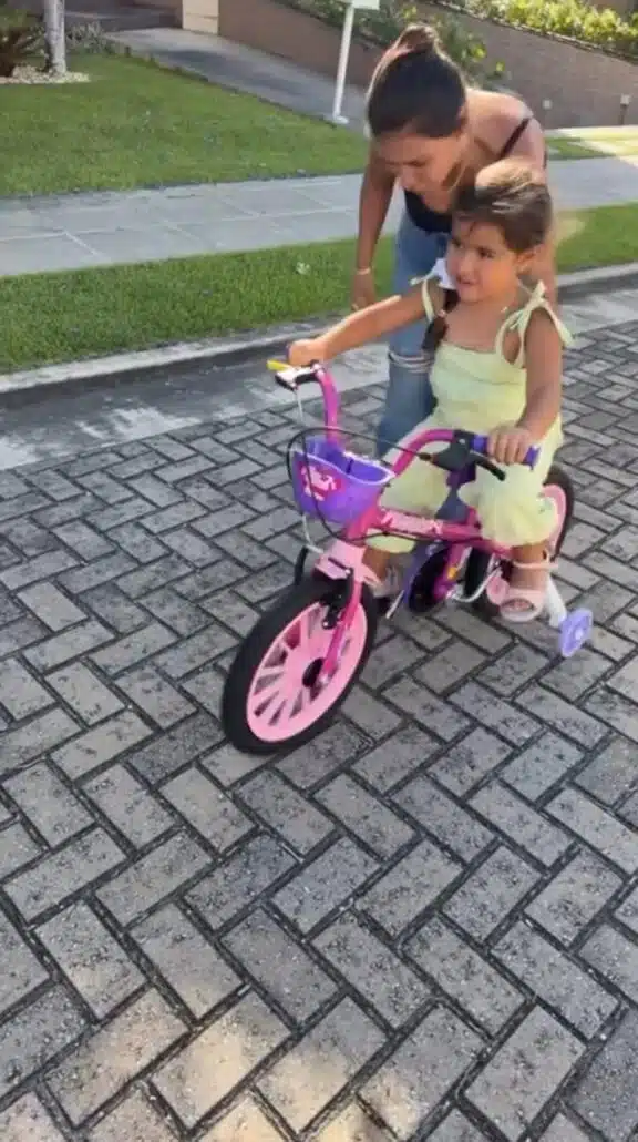 Zaya, caçula de Simone e Kaká, apredendo a andar de bicicleta