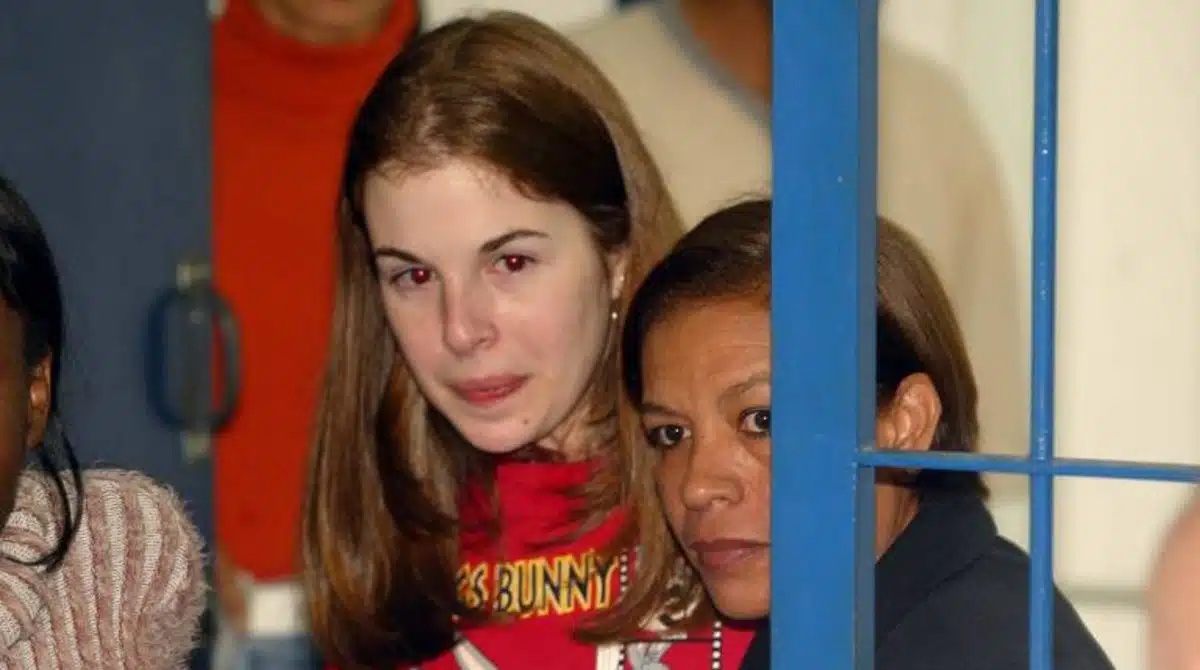 Suzane Von Richthofen foi a praia com o marido