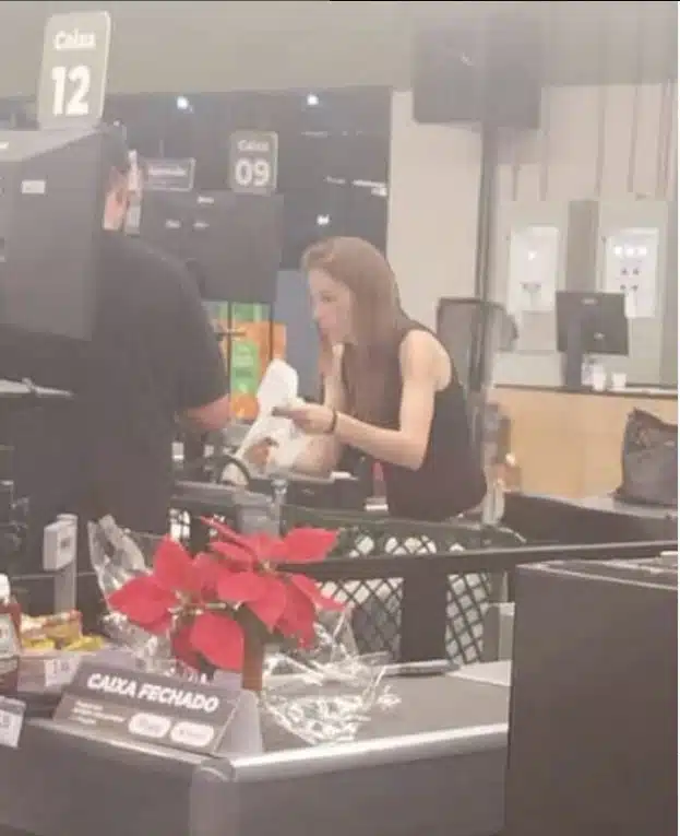 Suzane Von Richthofen em um mercado em Riviera de São Lourenço