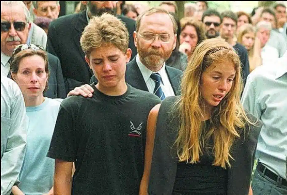 Suzane Von Richthofen com Andreas na despedida aos pais