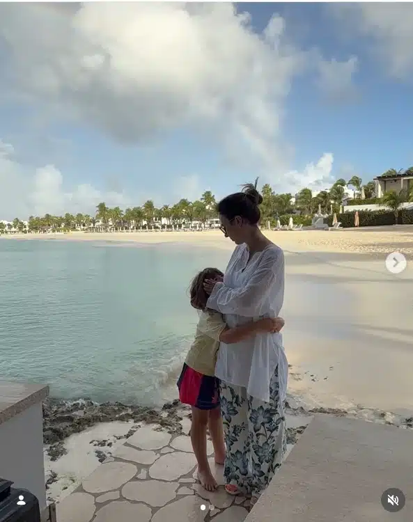 Tatá Werneck posa com sua com Rafa Vitti a beira mar e tamanho da menina impressiona