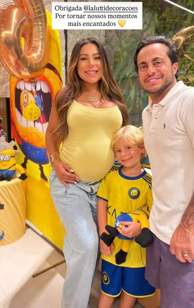 Bento posa com os pais, Andressa e Thammy Miranda, em sua festa de 6 anos