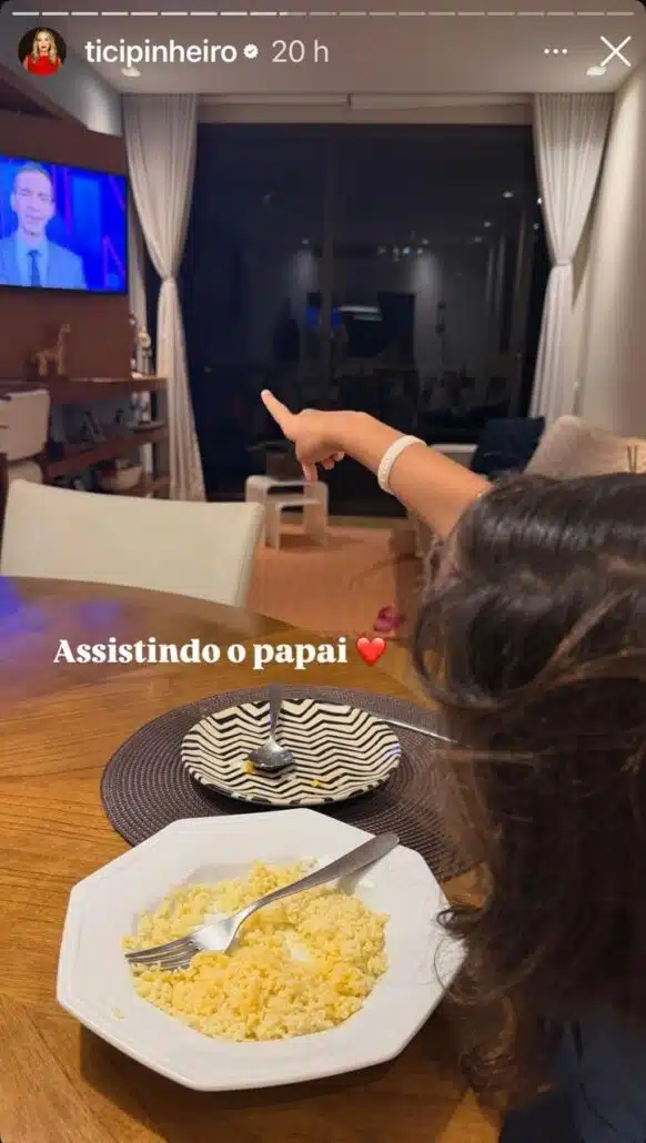 Manu, filha de Ticiane Pinheiro e Tralli, está no Rio com os pais