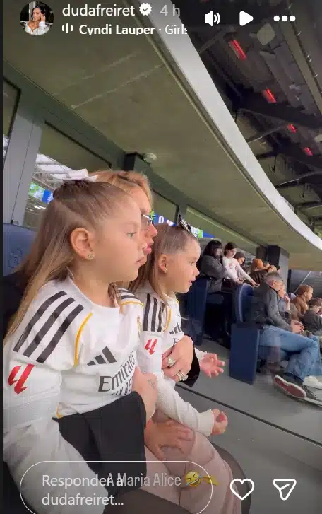 Virgínia Fonseca assistindo as filhas junto com Vini Jr