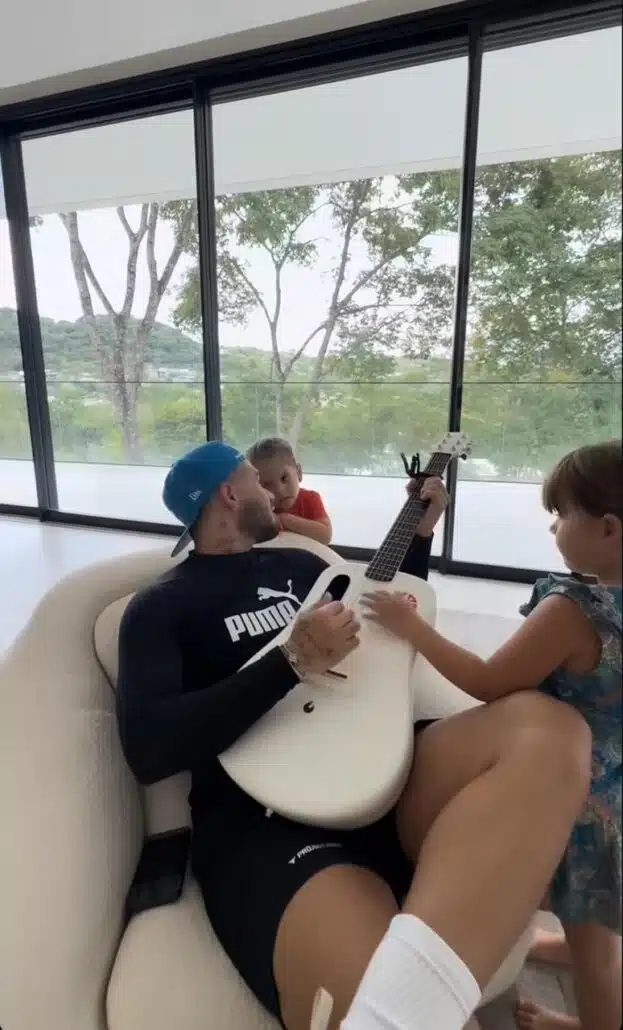 As Marias, filhas de Virgínia Fonseca e Zé Felipe, passando as férias com o pai