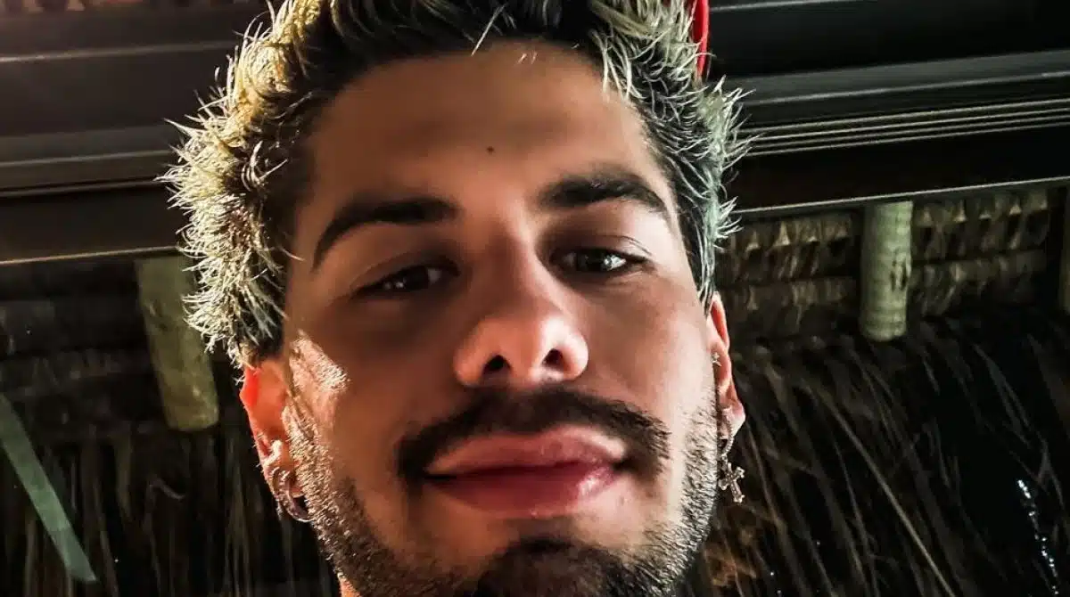 Zé Felipe mostra filho no berço e estado dele chama a atenção