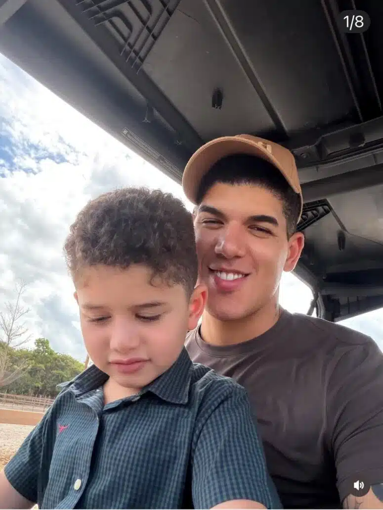 Zé Vaqueiro posa se divertindo com o filho