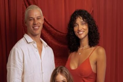 Filha de Débora Nascimento e José Loreto lendo gibi