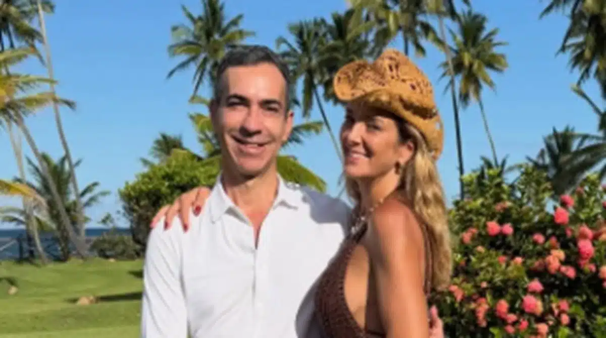Ticiane Pinheiro e filha assistem César Tralli na TV