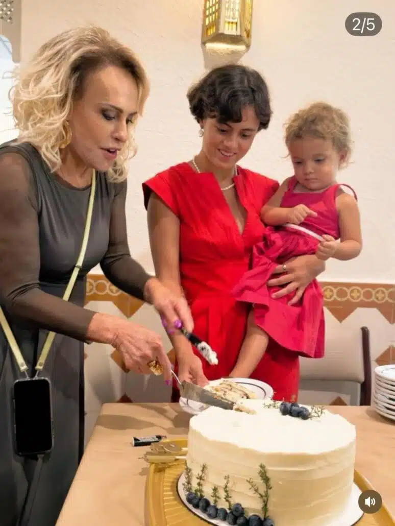 Ana Maria Braga ajuda a cortar o bolo da festa