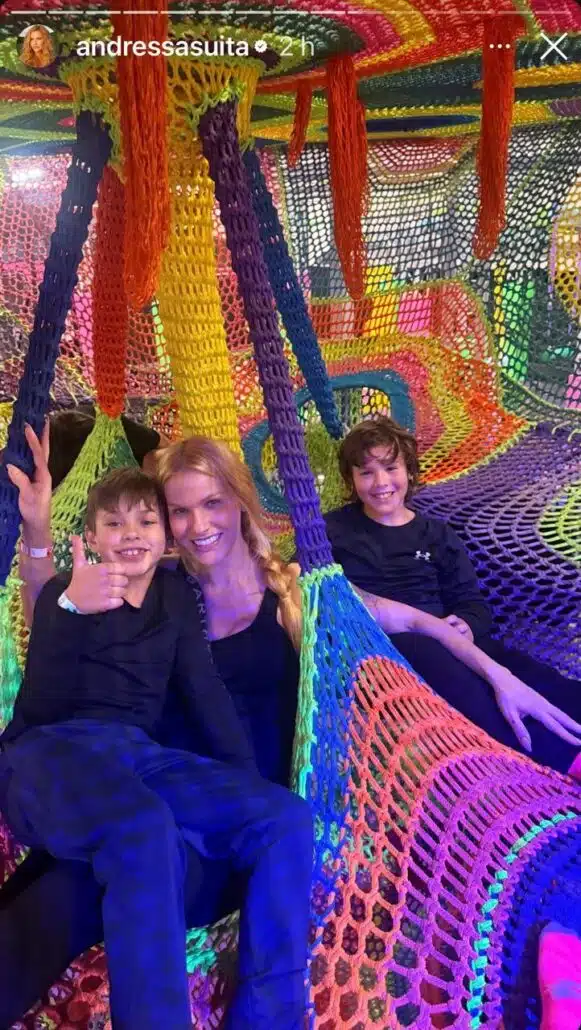 Andressa Suita posa com filhos em parque diferente