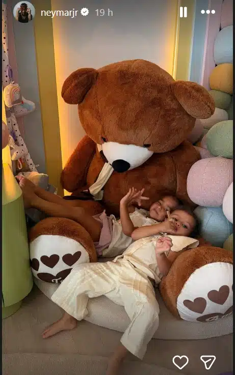 Filhas de Bruna Biancardi e Kimberlly com urso de pelúcia. / Reprodução Arquivo Pessoal