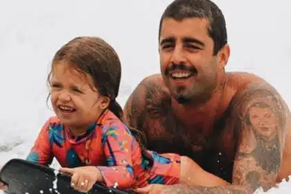 Caçula de Pedro Scooby surge indo para escola pela primeira vez