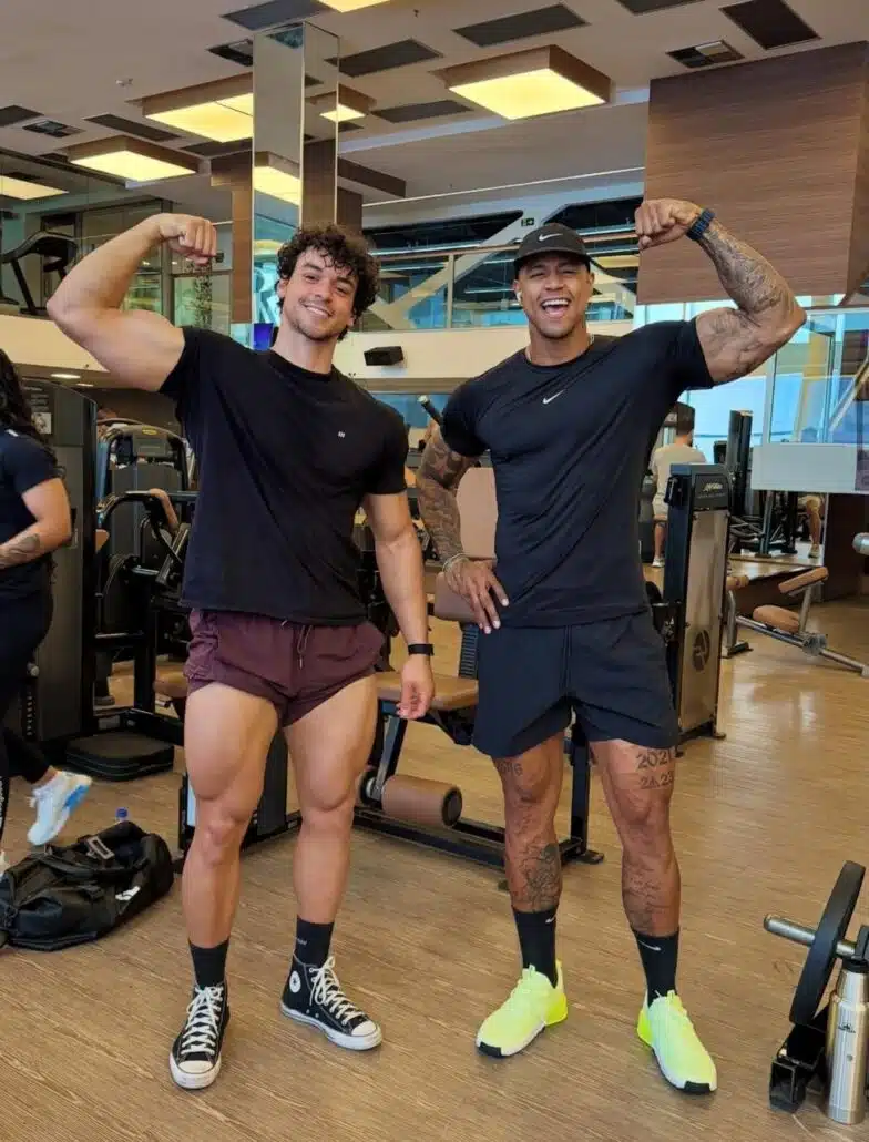 O filho de Carla Perez posa com Léo Santana na academia