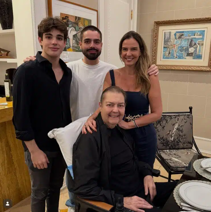 Faustão surge em rara foto na festa intimista de 22 anos do filho e surpreende