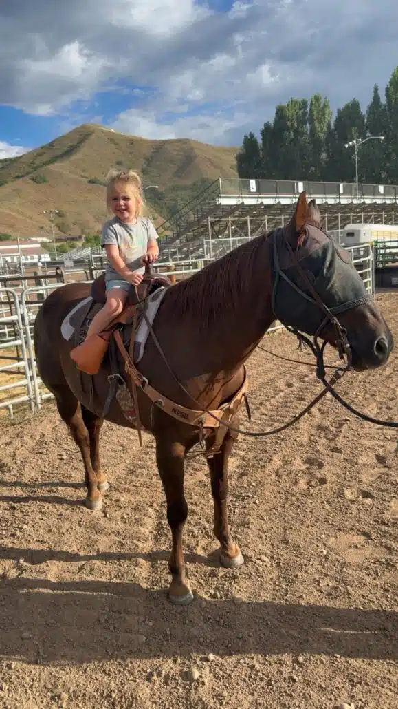 A filha da estrela de rodeio que partiu com três anos