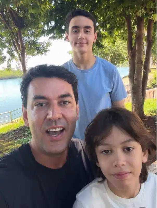 O secretário Thales Machado com dois dos filhos