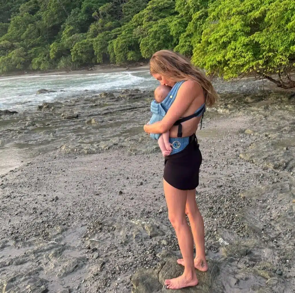 Gisele Bündchen posa com seu caçula na praia