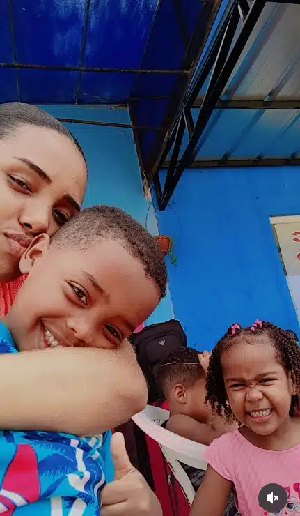 Mãe com os irmãos antes do desaparecimento deles