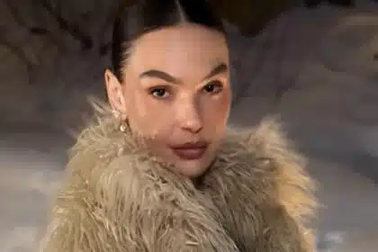 Isis Valverde exibe filho se divertindo na mansão em Los Angeles