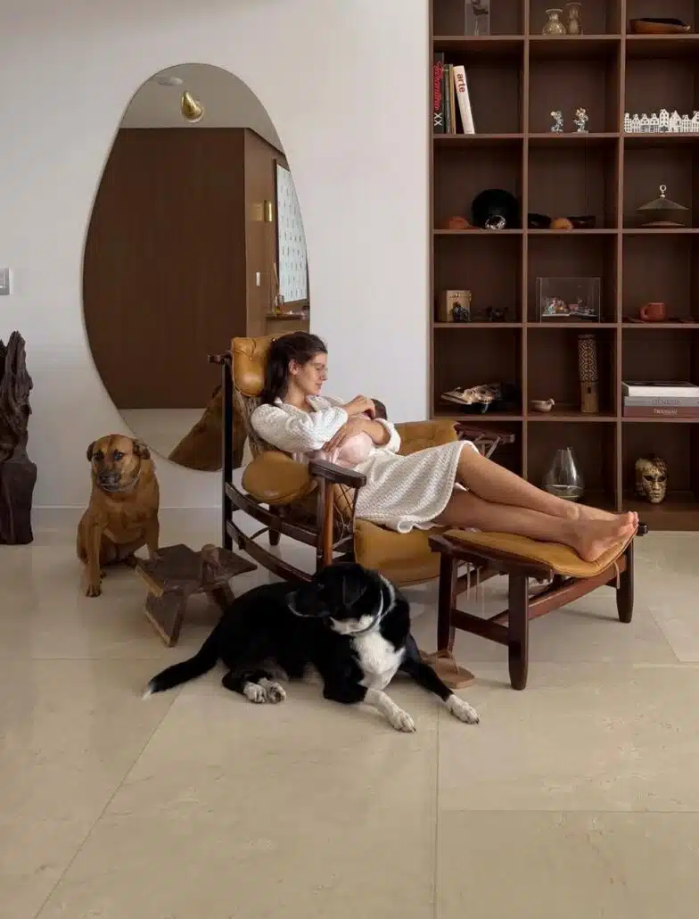 Clara, bebê de Camila e Klebber Toledo, no colo da mamãe com os irmãos de 4 patas