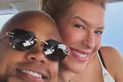 Léo Santana mostra a filha vendo o irmãozinho