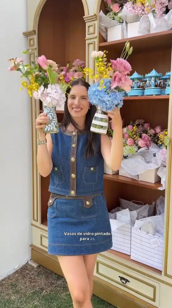 As mães convidadas por Jade e Luan Santana ganharam vasos de flores