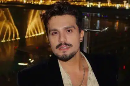 Luan Santana mostra a bebê com os presentes que ganhou no aniversário