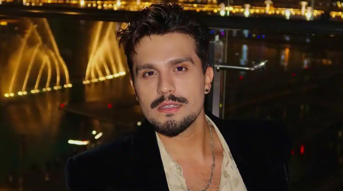 Luan Santana mostra a bebê com os presentes que ganhou no aniversário