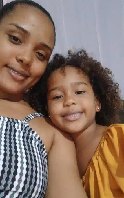 Mãe com Ágatha Isabelly. / Reprodução Arquivo Pessoal