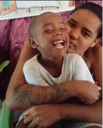A mãe junto com o filho antes dele sumir. / Reprodução Arquivo Pessoal