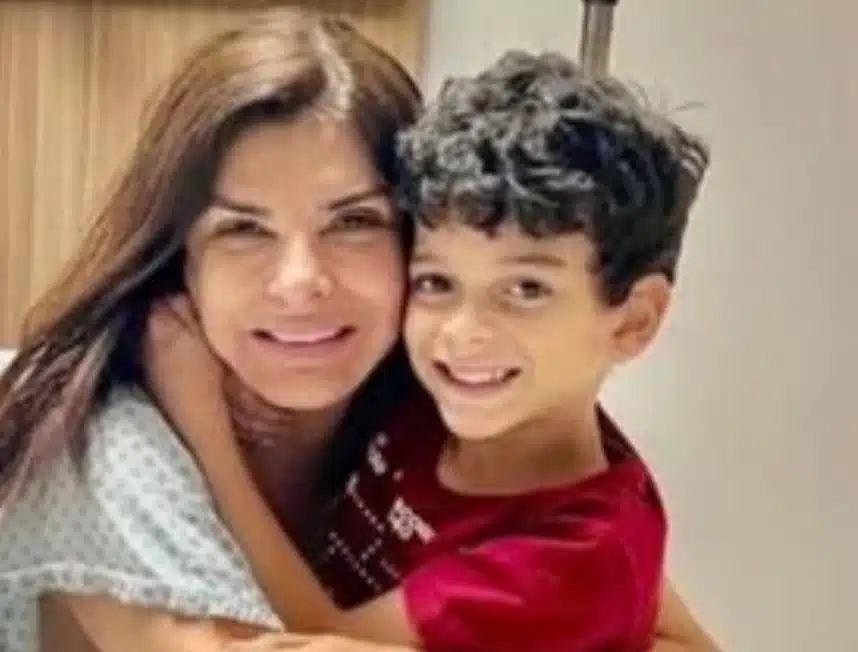 Mara Maravilha junto do filho após alta da UTI
