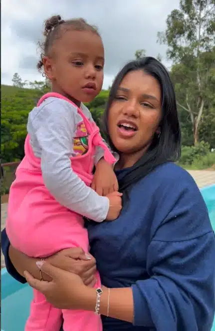 A mãe e a menina Alice após a criança ser achada