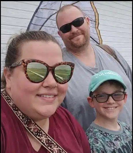 A mãe com o menino e o marido antes do que aconteceu