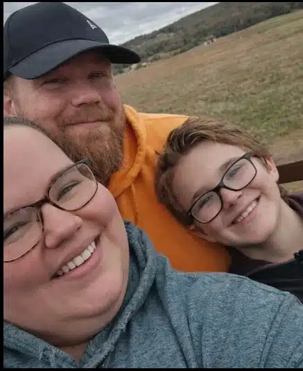 O menino com sua família antes do que fez
