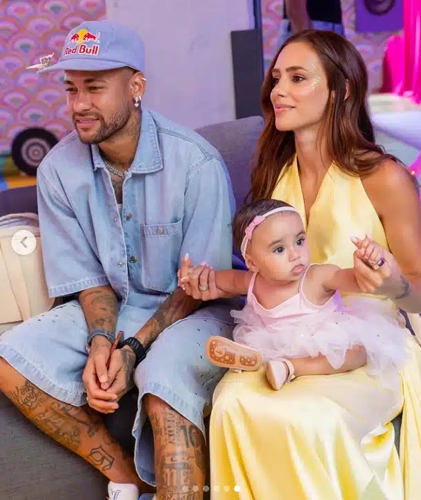Neymar Jr e Bruna Biancardi com a filha caçula