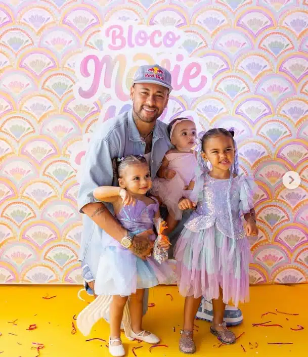 Neymar Jr celebrando com suas filhas