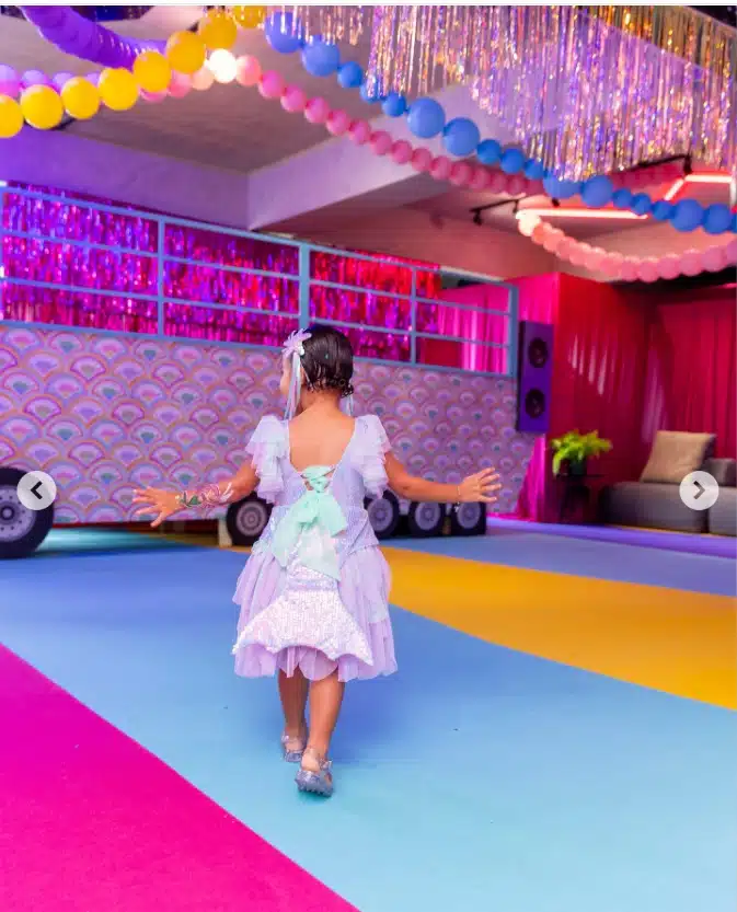 Mavie na festa que os pais fizeram para ela