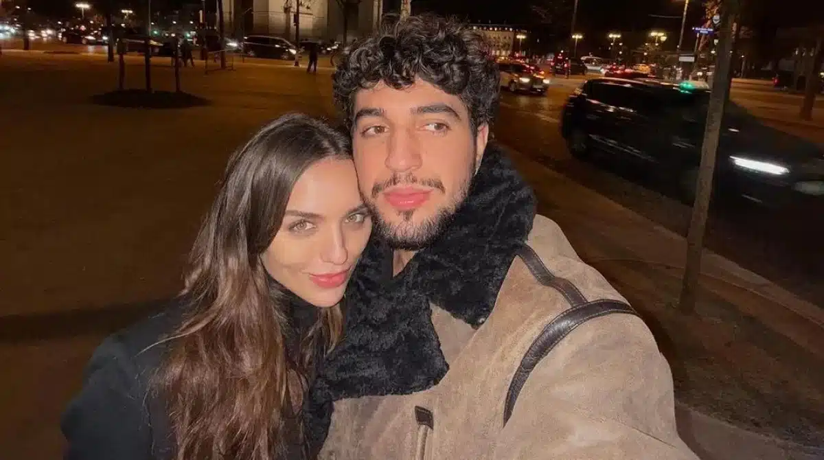 Rafa Kalimann e Nattan posam com a filha na Europa