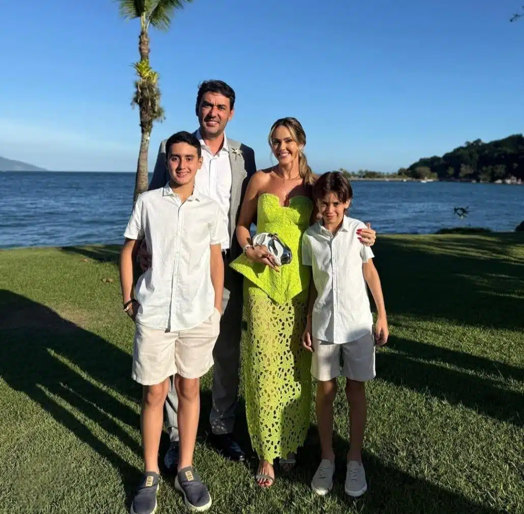 Secretário com a família antes do que fez.