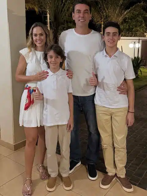Secretário com a esposa e seus filhos antes de tudo que fez